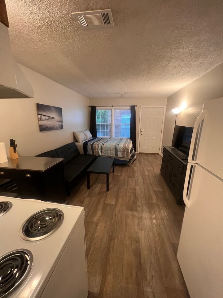 139 39th Street East - Photo 2 of 12