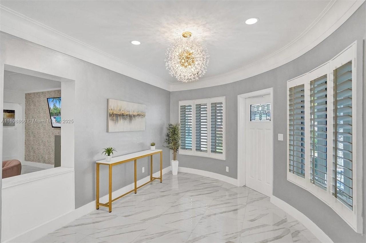 725 Harrison St - Photo 3 of 50