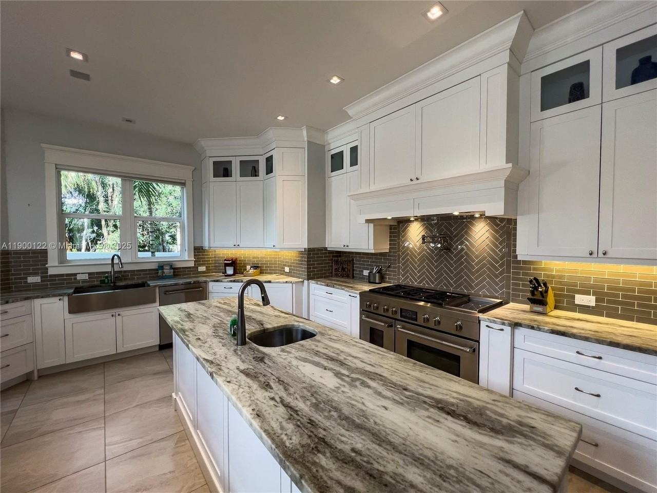 545 Sw Indianola St - Photo 5 of 50