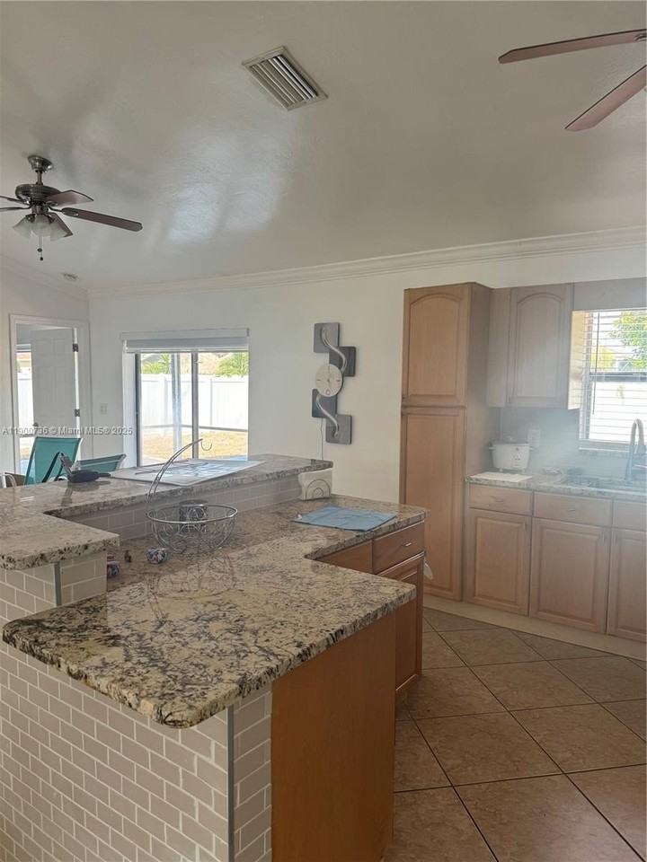 609 Se 2nd Ter - Photo 3 of 17