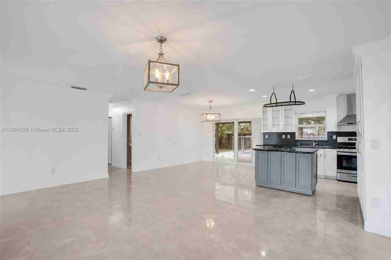 10440 Sw 126th Ave - Photo 7 of 39