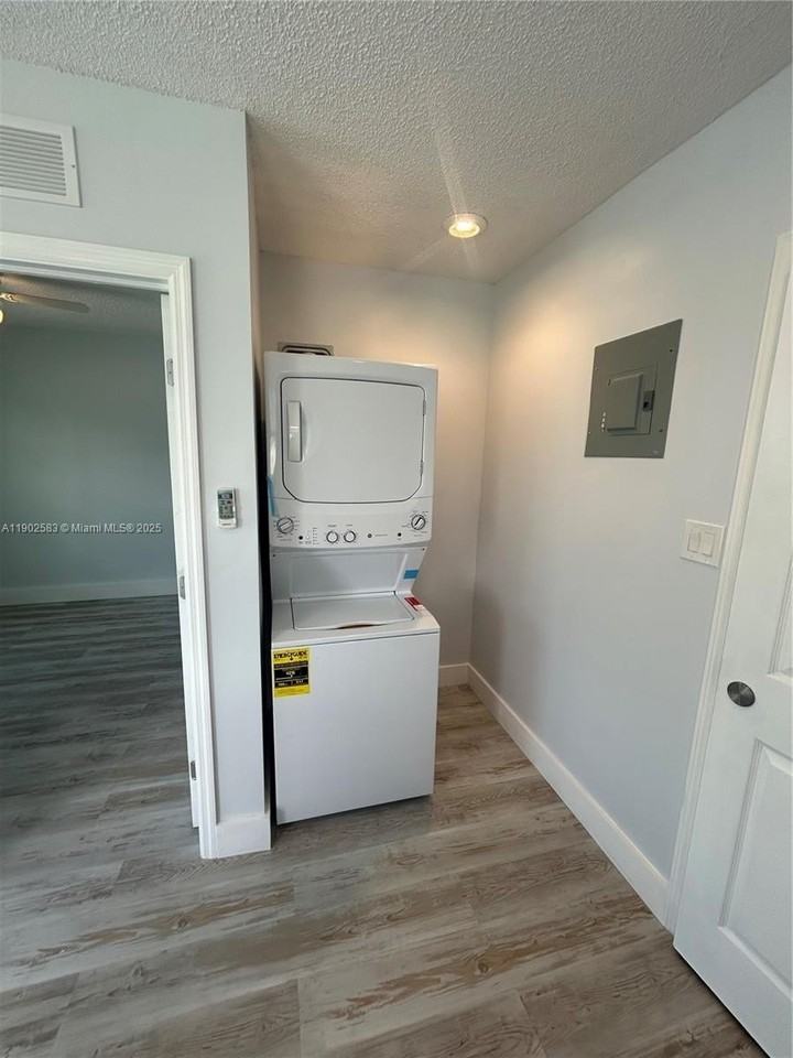 250 Sw Airview Ave #B - Photo 4 of 5