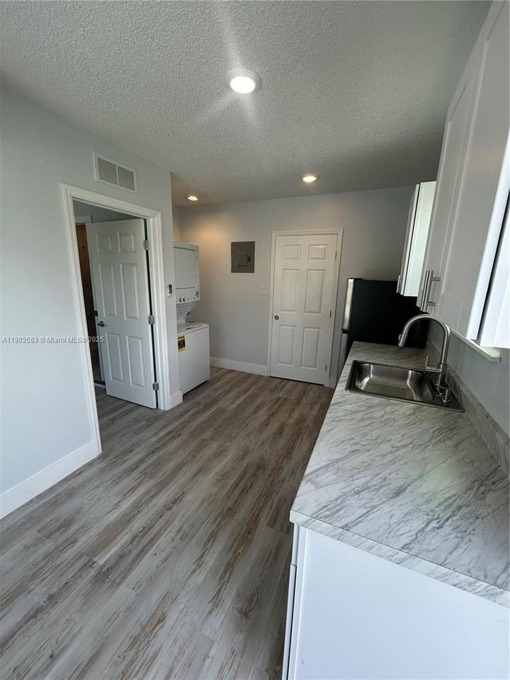 250 Sw Airview Ave #B - Photo 5 of 5