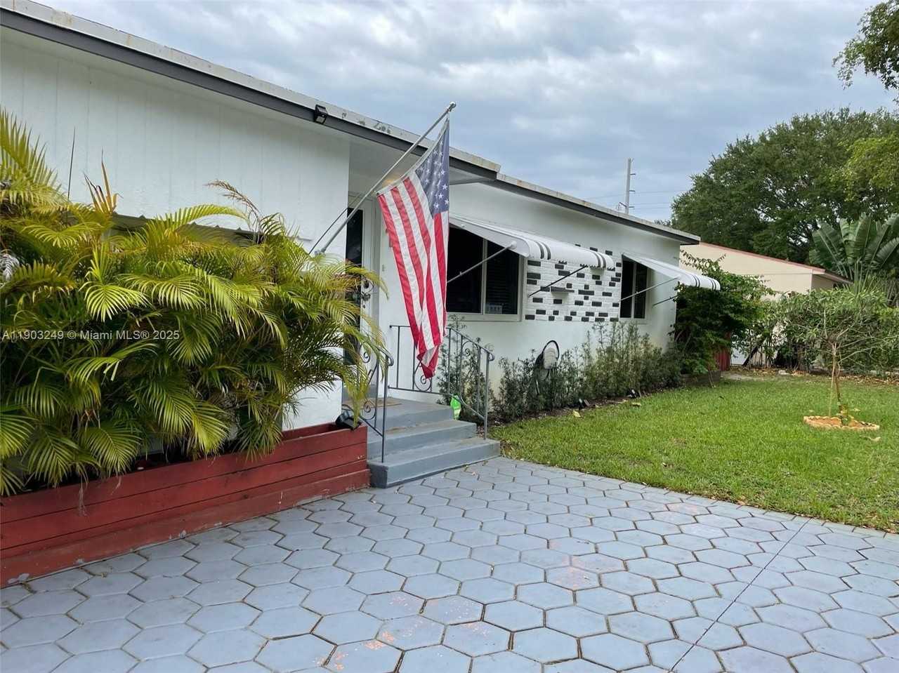 1545 Ne 138th St - Photo 3 of 22