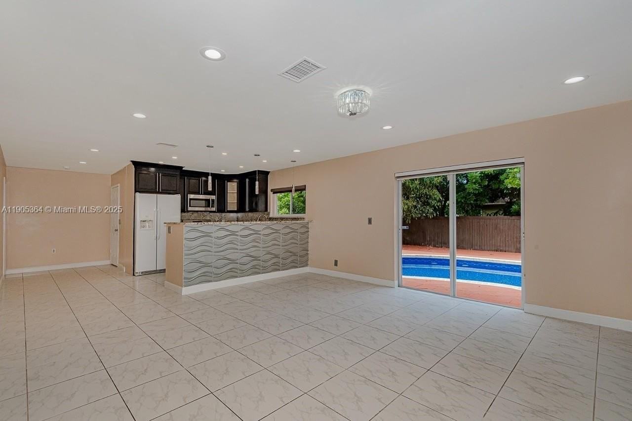 401 Sw 76th Ter - Photo 4 of 31