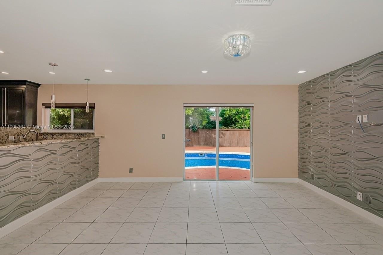 401 Sw 76th Ter - Photo 5 of 31