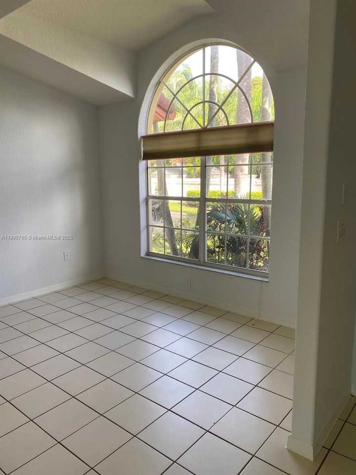 10572 Nw 51st Ter - Photo 7 of 38