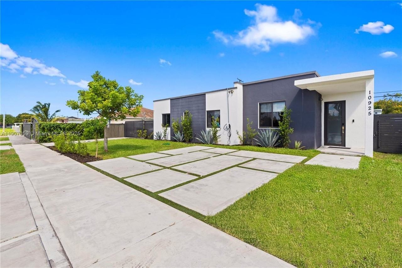 10925 Sw 218th Ter - Photo 3 of 32