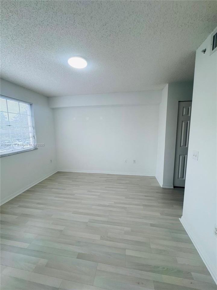 2009 Se 10th Ave #315 - Photo 5 of 9