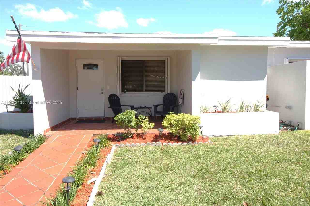 11031 Southwest 43rd Street - Photo 4 of 31