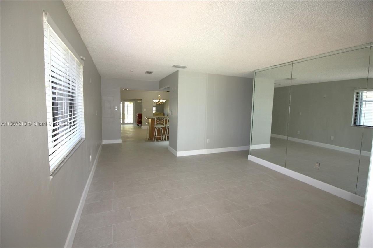 11031 Southwest 43rd Street - Photo 5 of 31