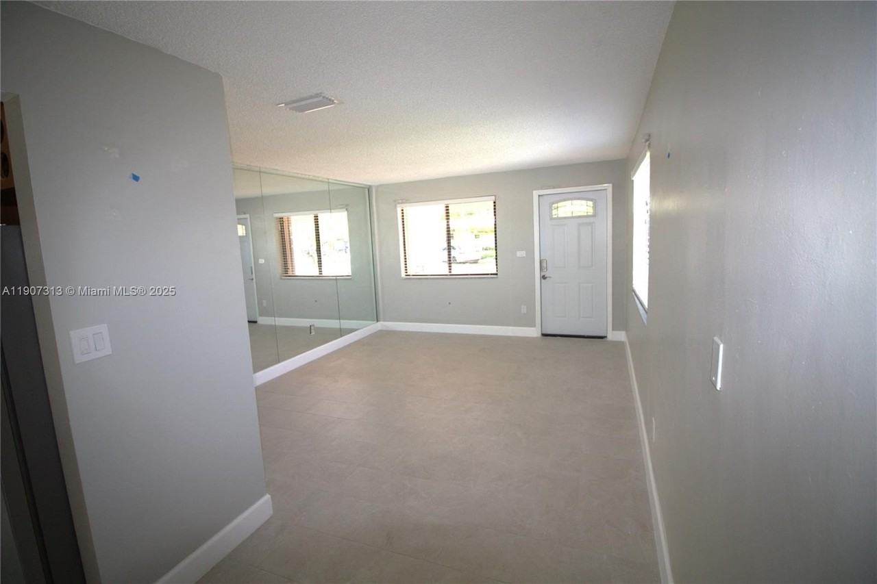 11031 Southwest 43rd Street - Photo 6 of 31