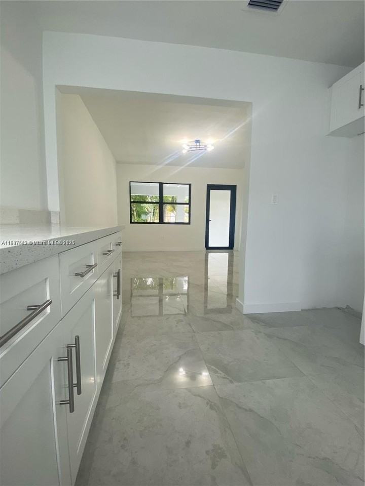 4992 Nw 18th Ave #4992 - Photo 5 of 20