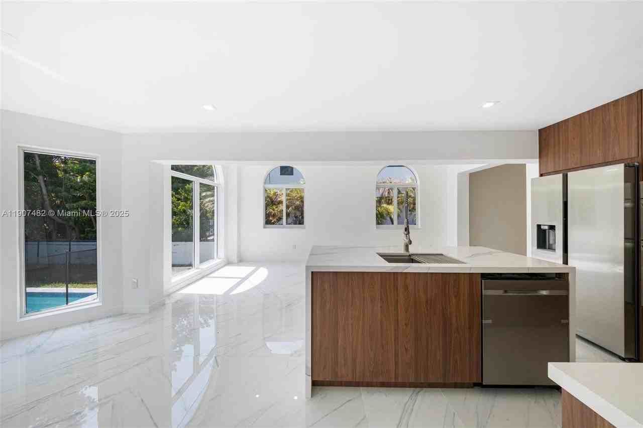 242 Palm Ave - Photo 3 of 45