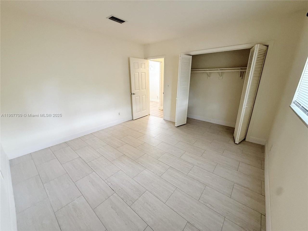 216 Sw 10th St #2 - Photo 6 of 14