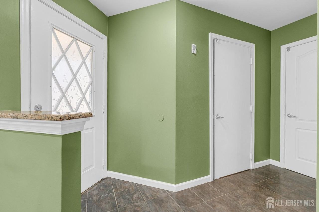 356 Hawthorne Rd - Photo 4 of 36