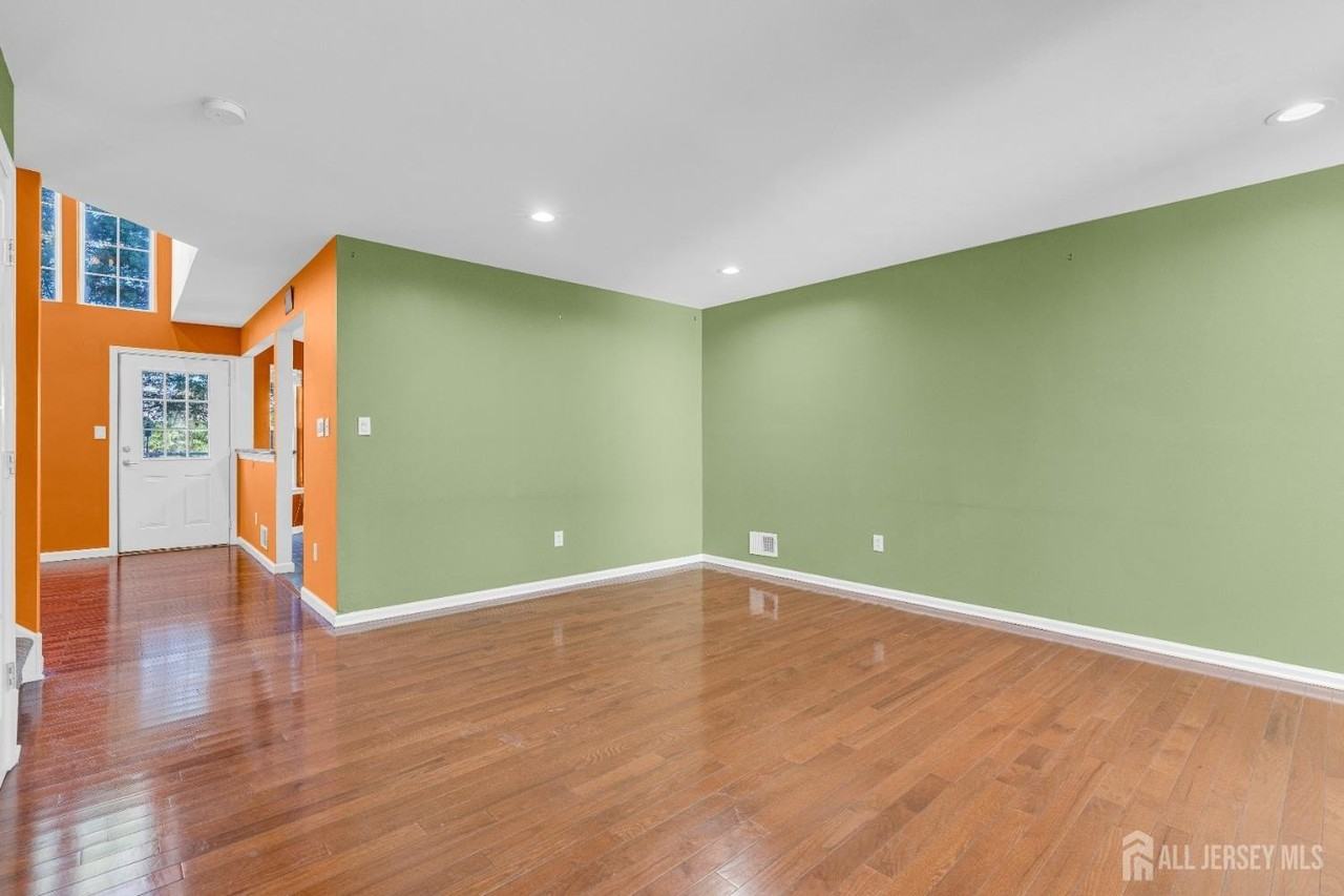 356 Hawthorne Rd - Photo 5 of 36