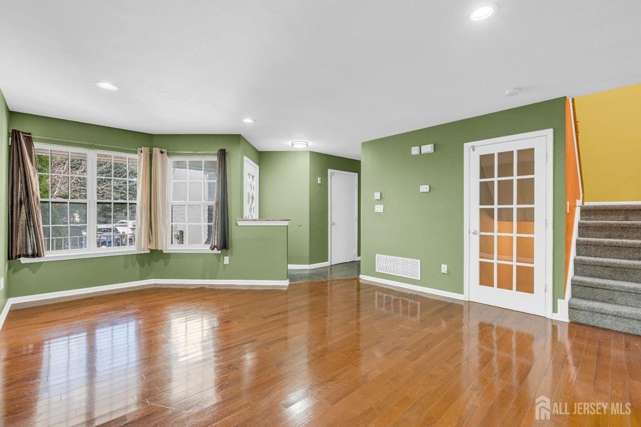 356 Hawthorne Rd - Photo 6 of 36