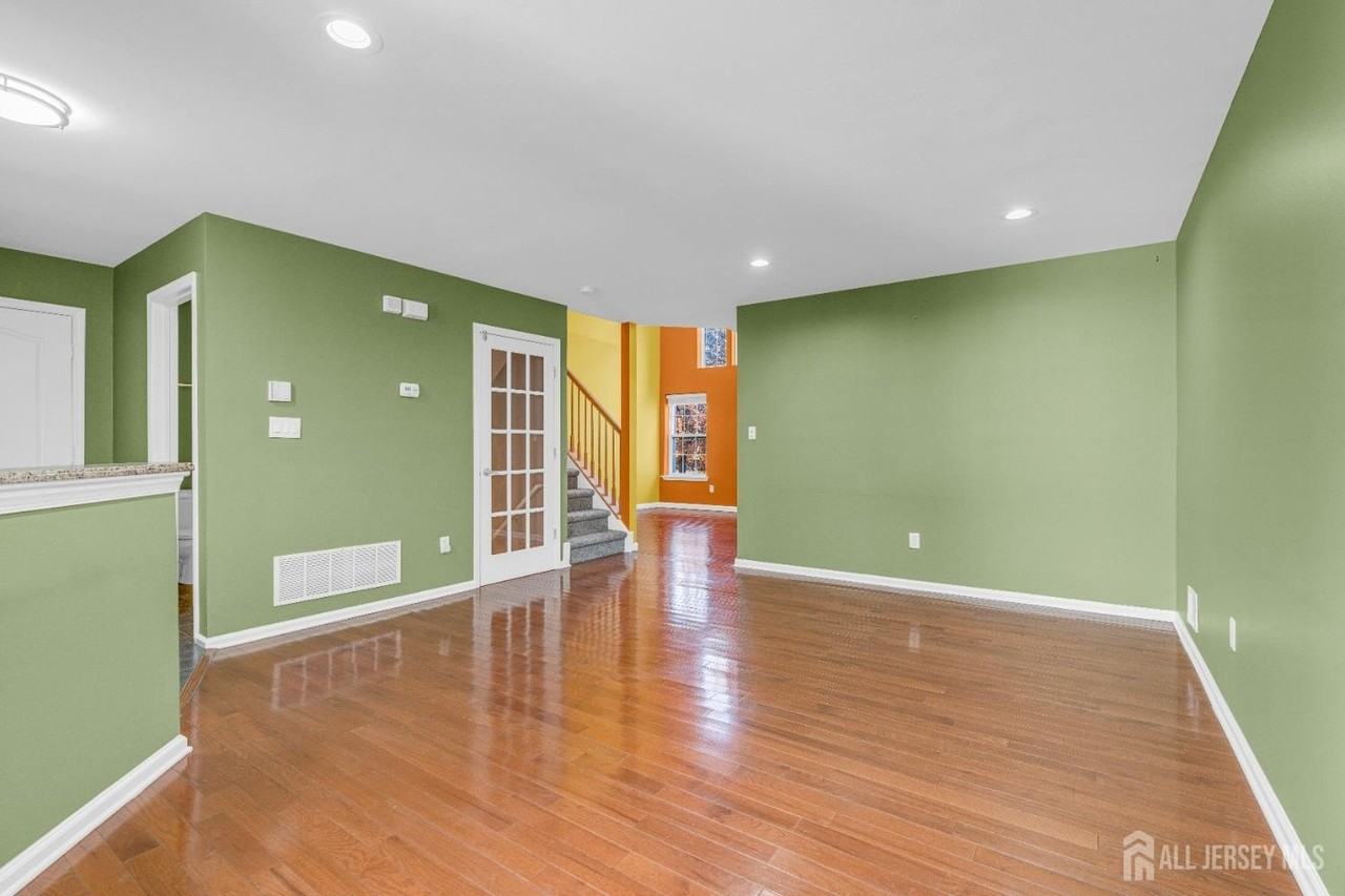 356 Hawthorne Rd - Photo 7 of 36