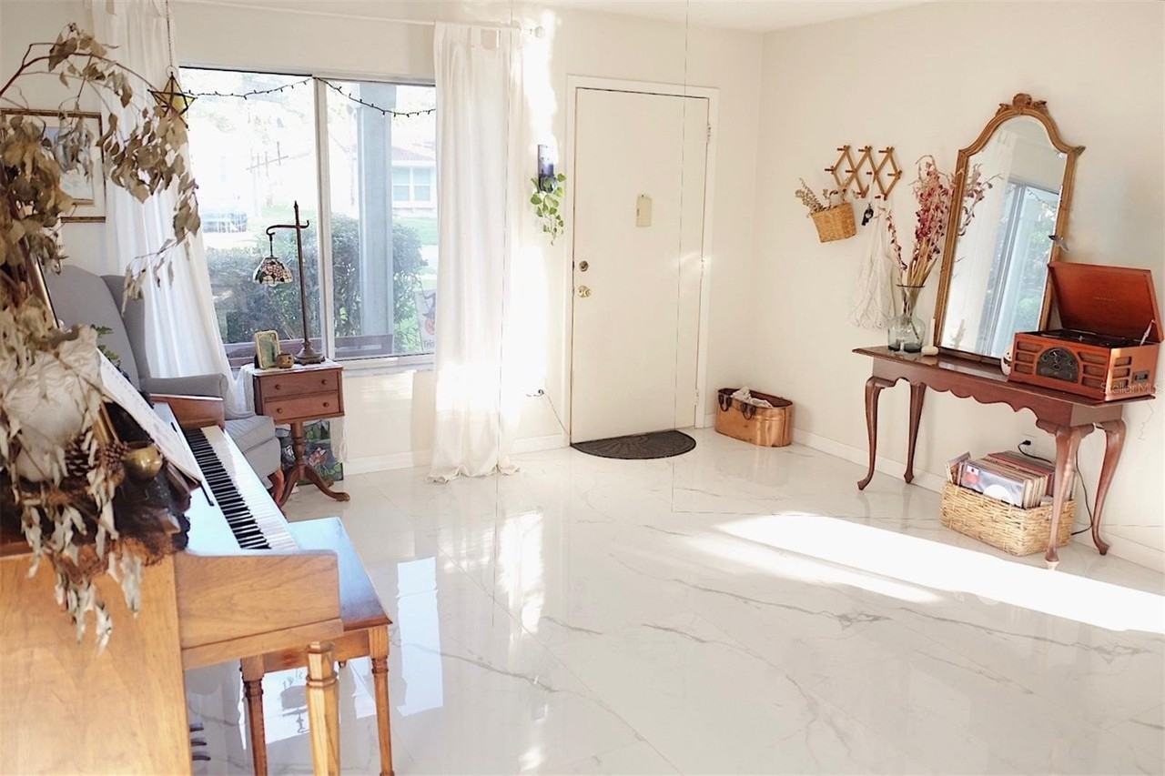 10659 Windsor Ct - Photo 4 of 15