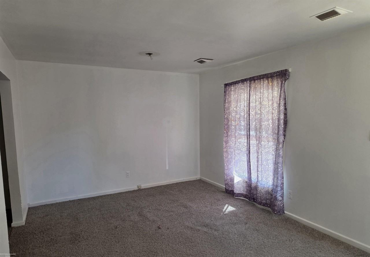 23209 Detour St - Photo 3 of 11