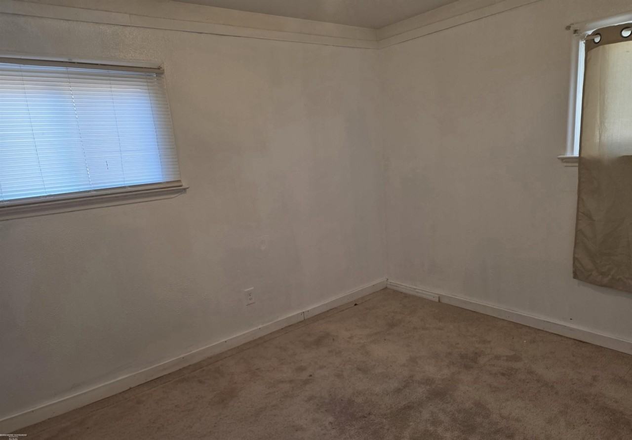 23209 Detour St - Photo 7 of 11