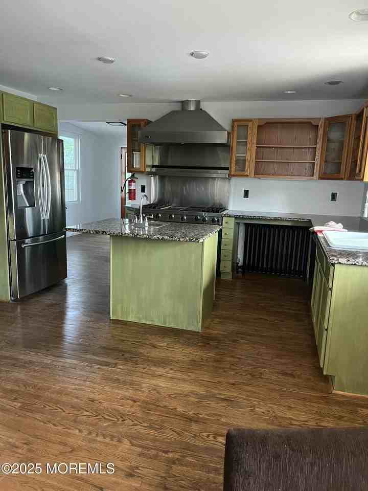 406 Lake Dr - Photo 2 of 7