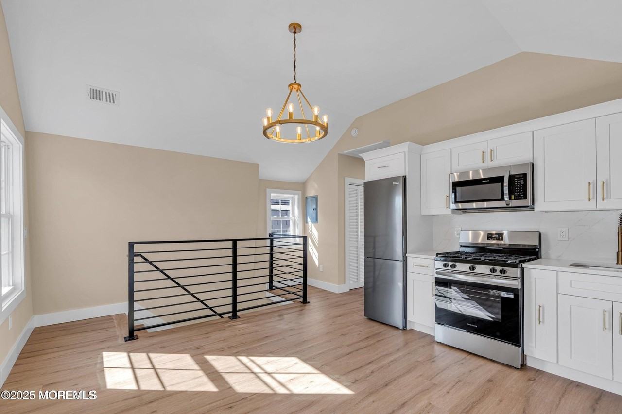 39 Seadrift Ave - Photo 5 of 12