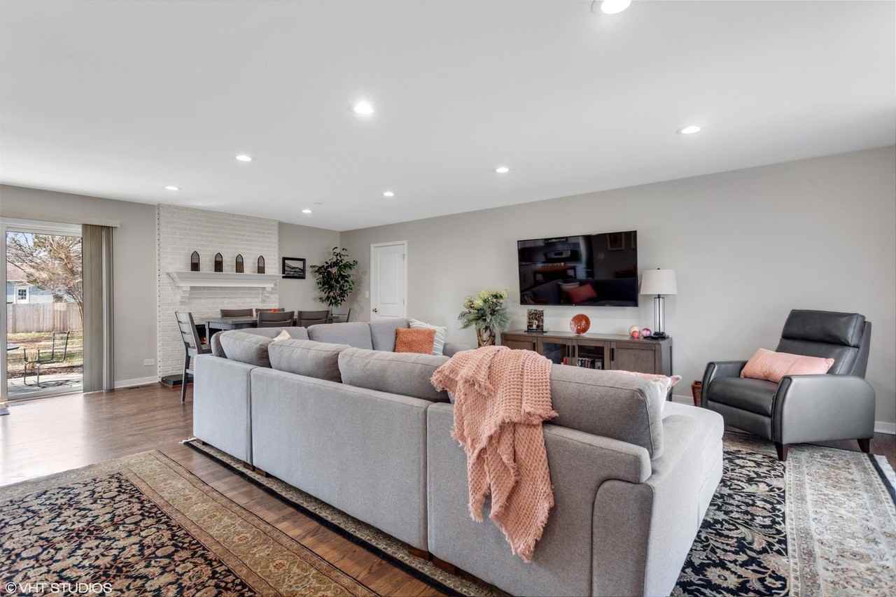 1915 Farmington Ct - Photo 3 of 30