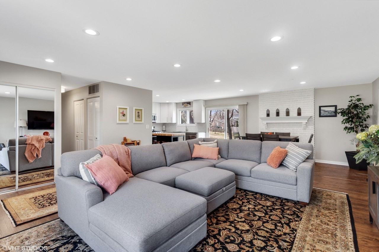 1915 Farmington Ct - Photo 4 of 30