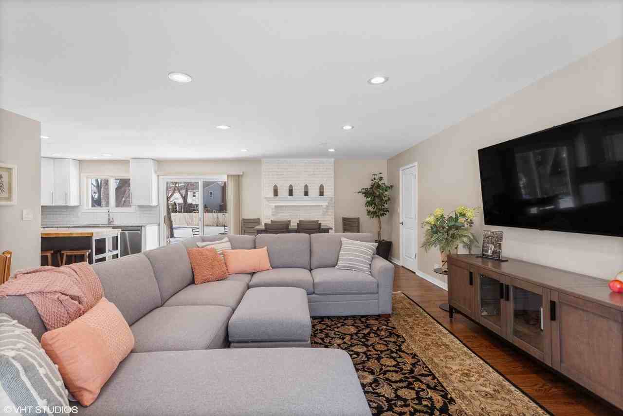 1915 Farmington Ct - Photo 5 of 30