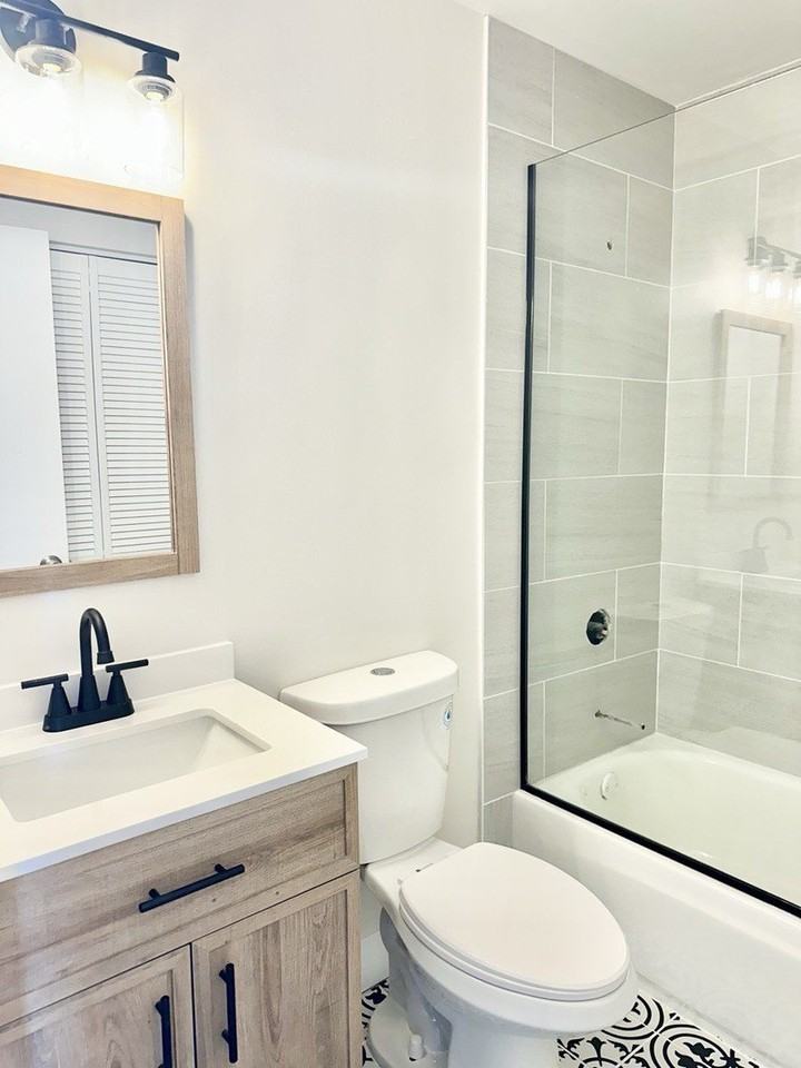 3008 W 23rd St #2B - Photo 3 of 10