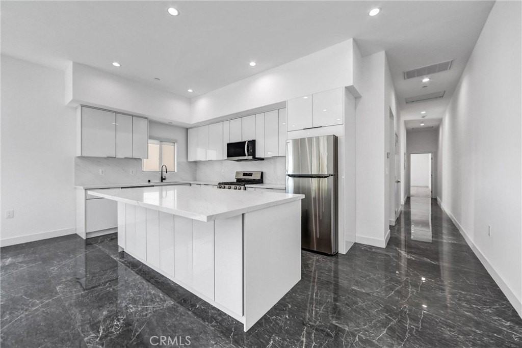 6825 Ranchito Avenue - Photo 7 of 31