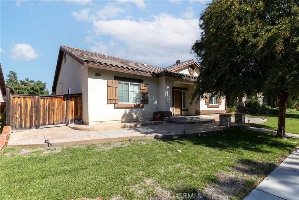 22388 De Berry St - Photo 2 of 33