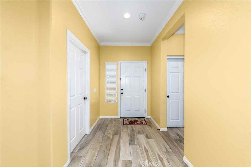 22388 De Berry St - Photo 4 of 33