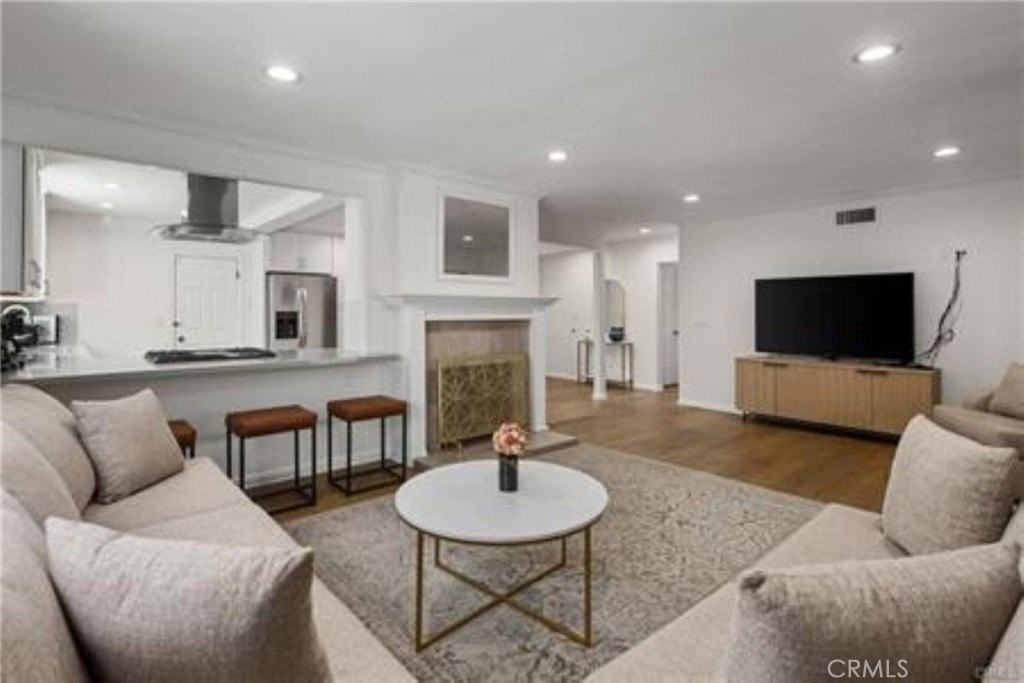 22335 Kittridge Street - Photo 4 of 26