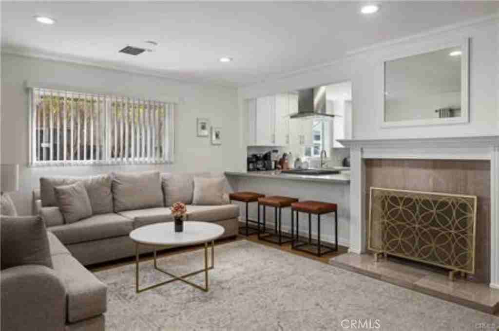 22335 Kittridge Street - Photo 5 of 26