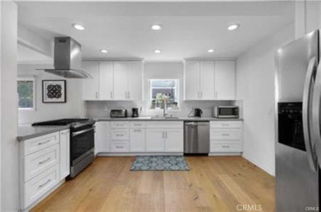 22335 Kittridge Street - Photo 7 of 26