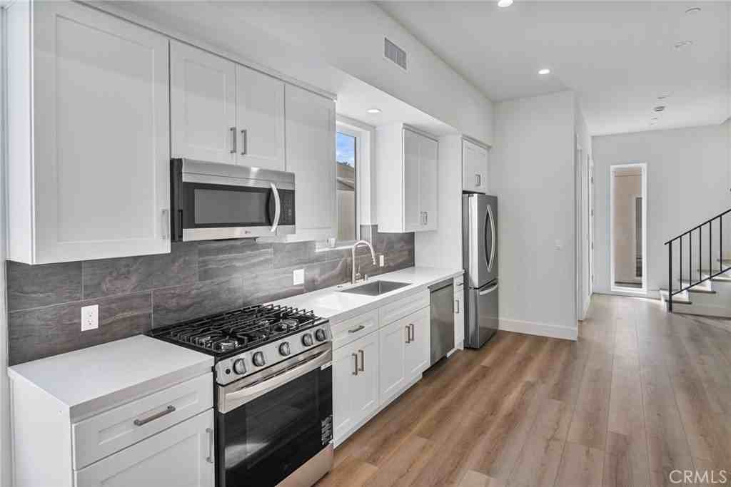 5308 Oakland St - Photo 3 of 17