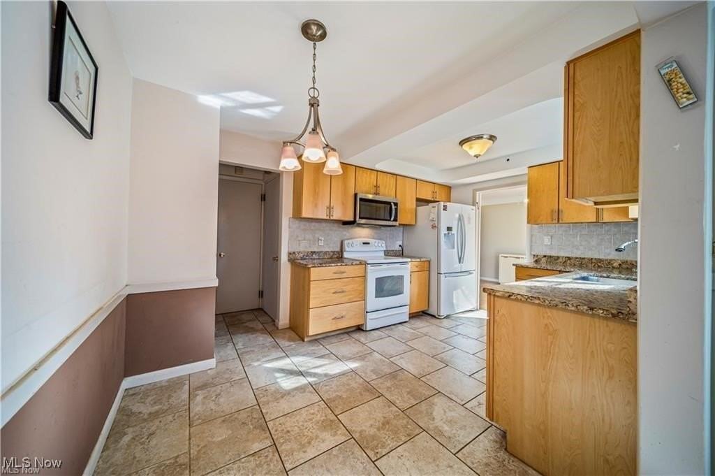 21516 Halworth Rd - Photo 5 of 36