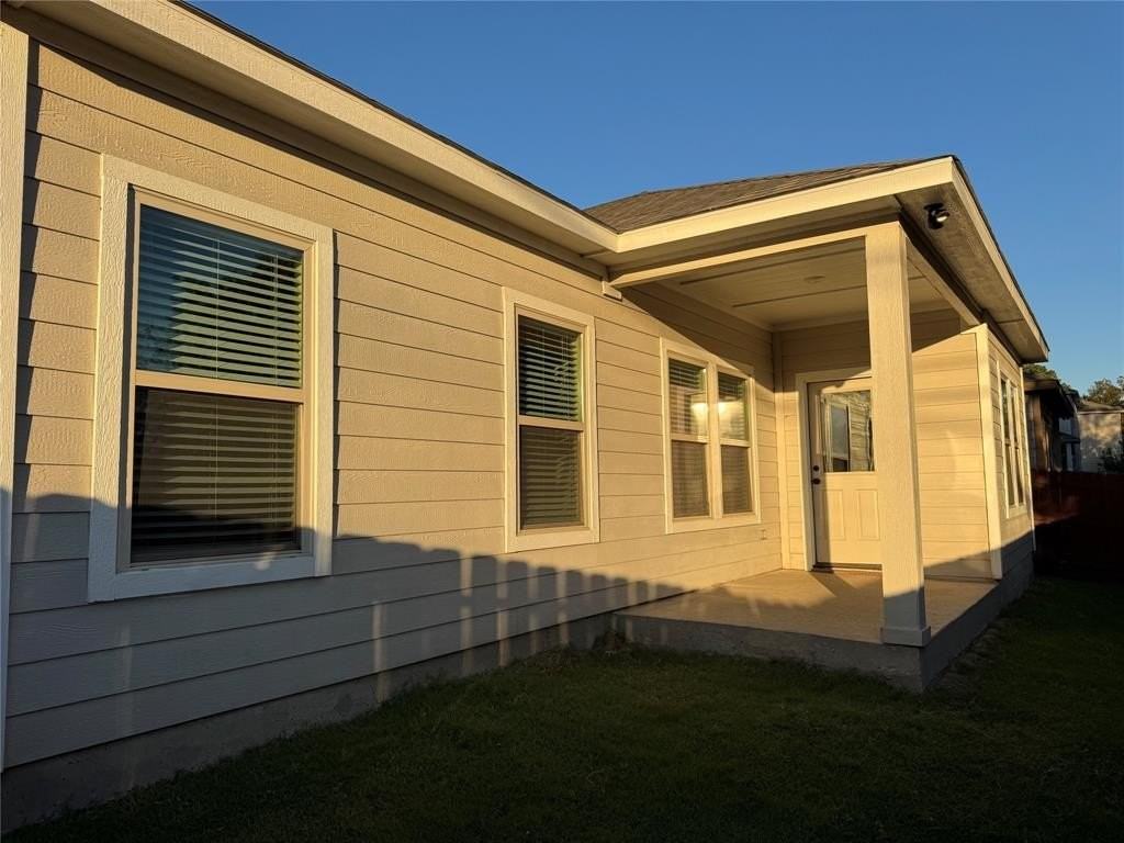 142 Canales Cir - Photo 3 of 12