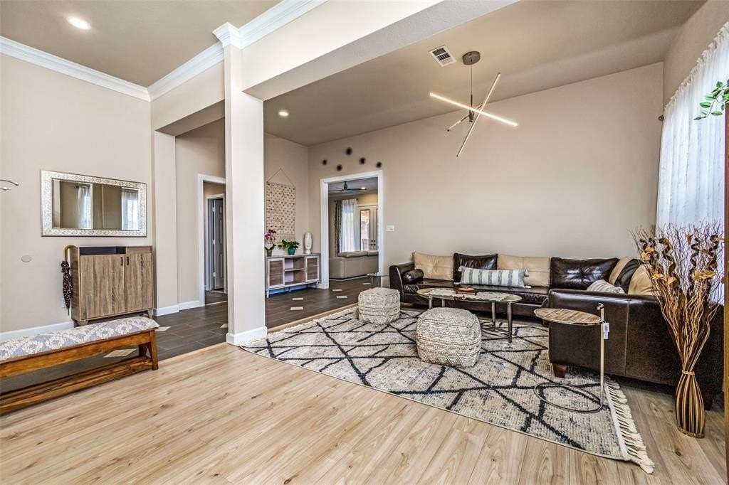 19122 Windmill Ln - Photo 4 of 25