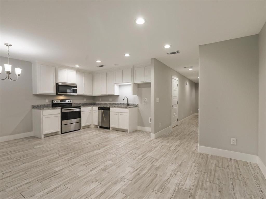 724 W Walker St - Photo 2 of 13