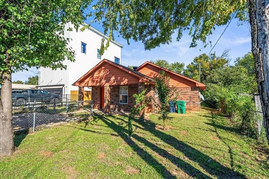 212 N Wood St - Photo 3 of 21