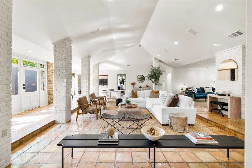 4338 Travis St - Photo 3 of 17