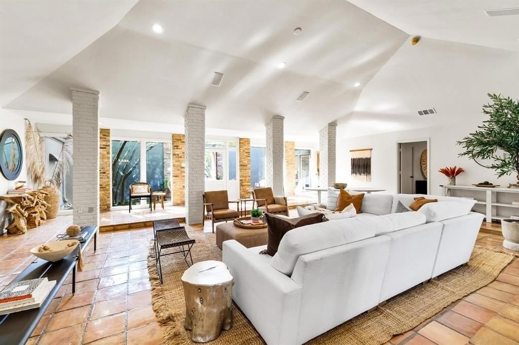 4338 Travis St - Photo 4 of 17