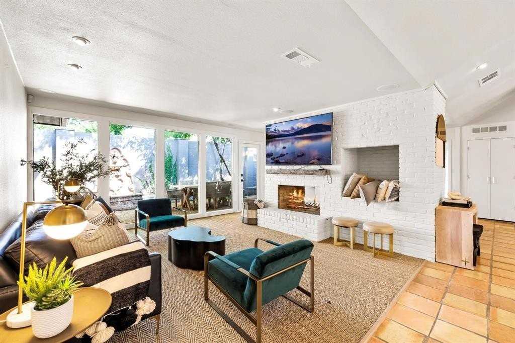 4338 Travis St - Photo 6 of 17