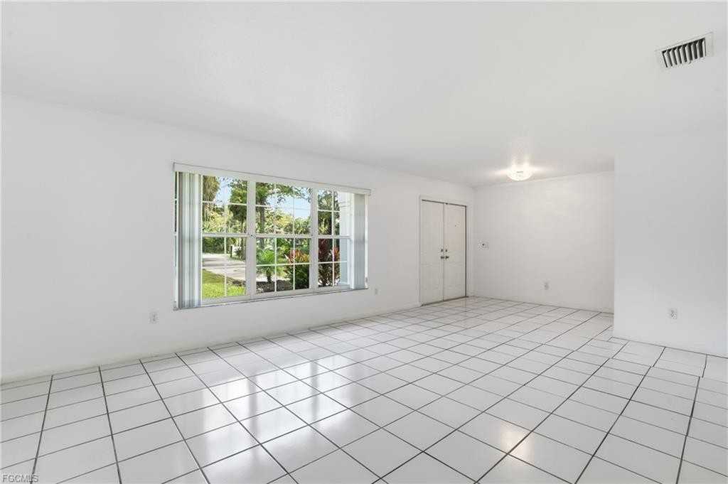 391 8th St Se - Photo 3 of 8