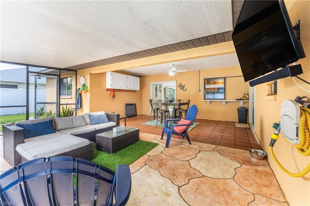 2103 Se 8th Ave - Photo 3 of 8