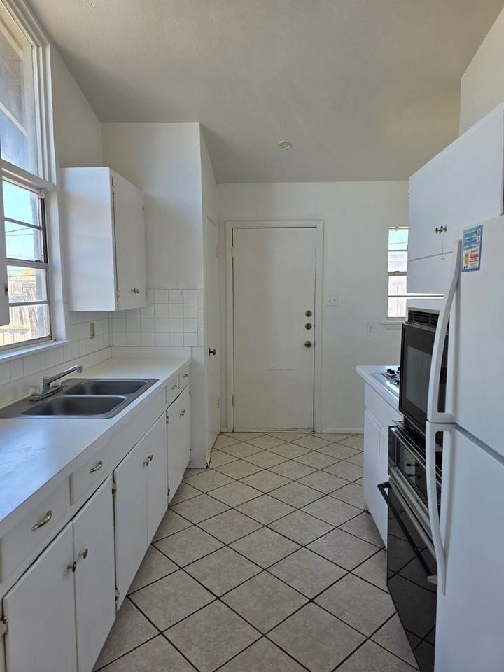 200 N Powell St - Photo 4 of 6